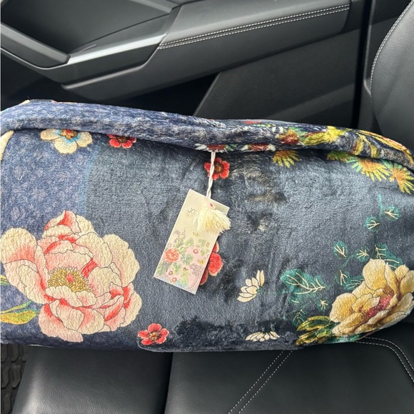 JOHNNY WAS Advestia Travel Reversible Cozy Blanket - Picture 2 of 3